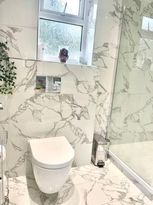 סאות'המפטון Stunning 1 Bedroom And Double Sofa Bed Near Train Station מראה חיצוני תמונה