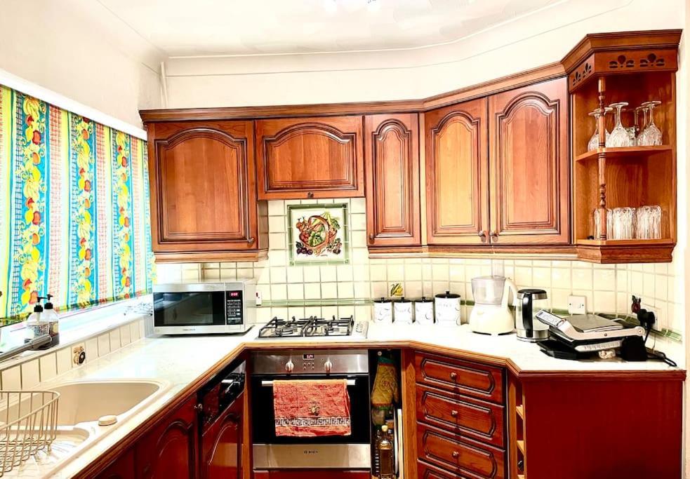 סאות'המפטון Stunning 1 Bedroom And Double Sofa Bed Near Train Station מראה חיצוני תמונה