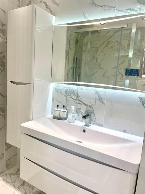 סאות'המפטון Stunning 1 Bedroom And Double Sofa Bed Near Train Station מראה חיצוני תמונה